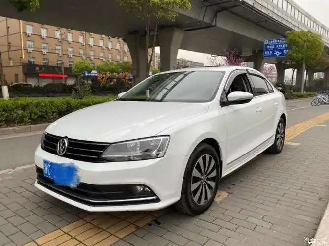 白色的大众速腾颜色纯白的外观给人一种优雅的感觉喜欢那触屏