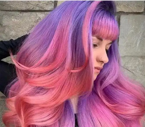 这一种带有一点儿沙宣风格的潮女潮色发型看起来蓬松又很自然,颜色