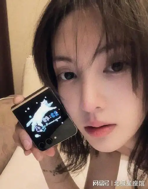 金晨晒自拍照祝大家中秋快乐 剪短发造型可爱俏皮