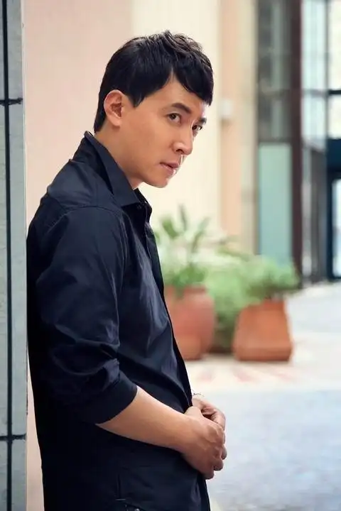 组图于洋时尚写真随性举动间彰显熟男魅力