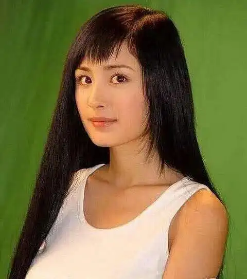 杨幂早年拍摄广告未修图流出,不愧是瑞丽模特