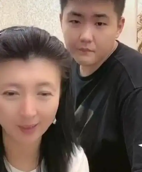 闫学晶的第二任丈夫叫做马明东,是一个挺有钱的人,他对闫学晶也特别的