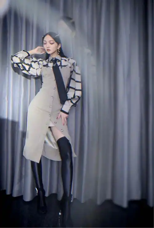 张韶涵新风格太妩媚黑色开叉裙配黑丝气场强纤纤细腿好抢镜