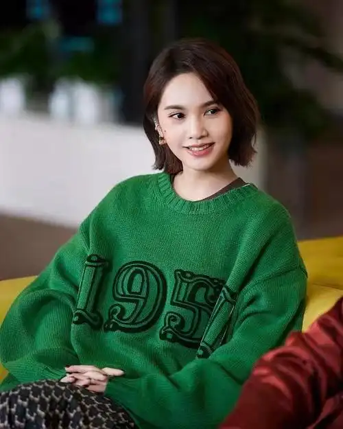 短发的杨丞琳也好美穿绿色毛衣印花裙慵懒随性37岁依然可爱