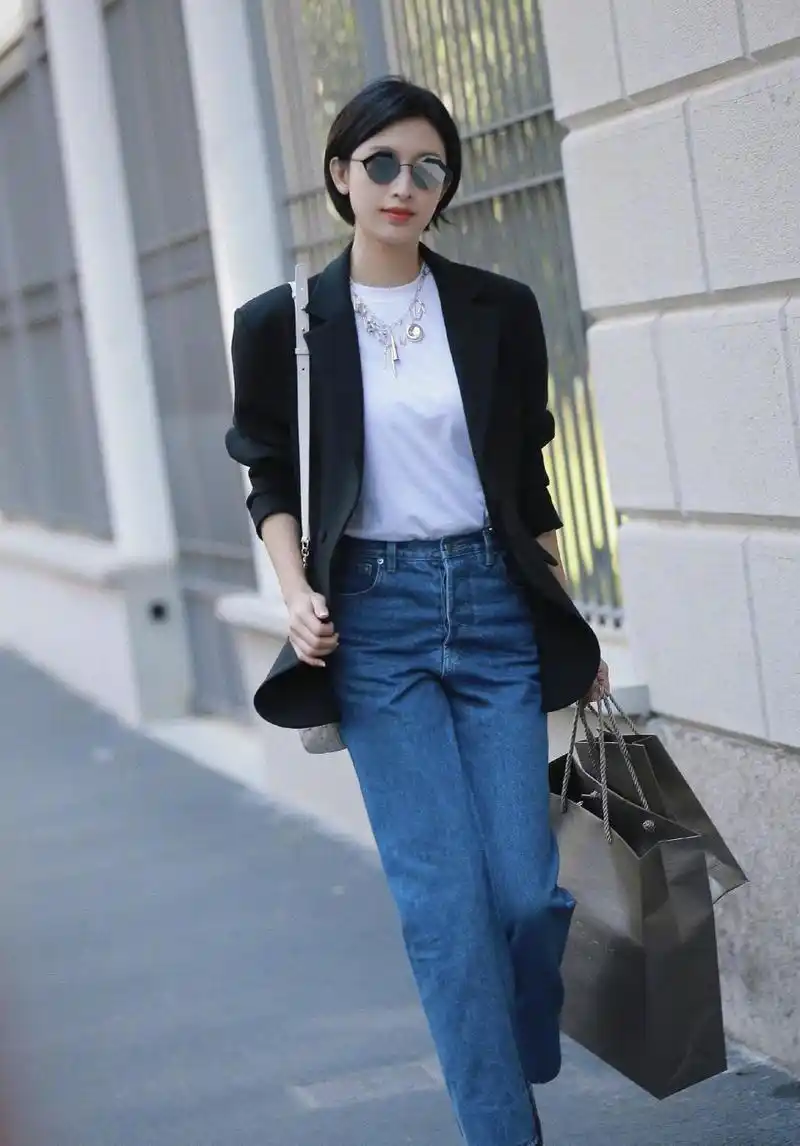 张俪高颜值任性,身穿一袭西服搭配牛仔裤,基础款意外穿出高级感