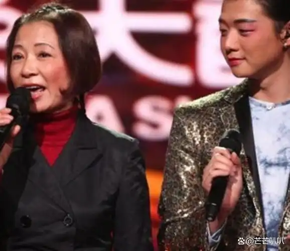 霍尊晒照为母亲庆生,仲小萍手捧蛋糕灿笑!与前夫妻子相处似闺蜜