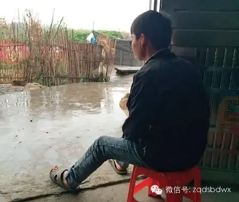 广东一男子蹲着小便