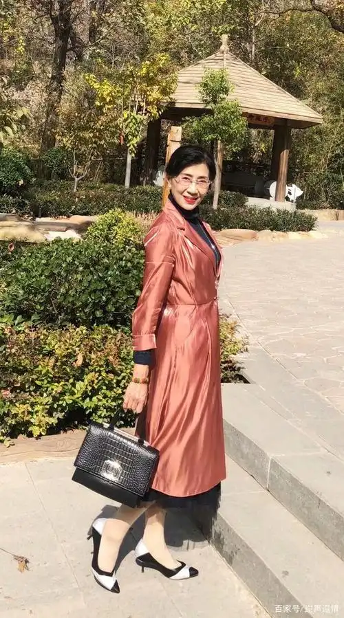 50多岁的女人穿什么样的外套显年轻?