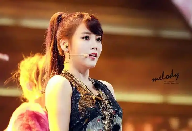 卖萌主唱朴素妍