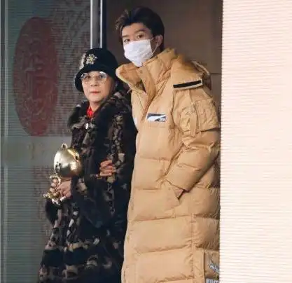 范丞丞罕见晒全家合影,一家人颜值超高,称范冰冰为"妹妹"