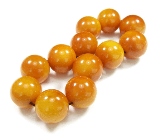 不论何种颜色的蜜腊,经人佩带把玩,都会绚烂温润,显出盈然古意,令人赏