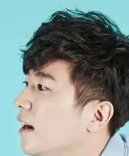 男生头顶的头发少适合剪个什么发型