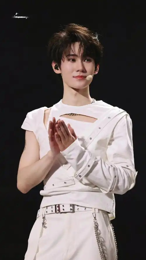 张真源奔跑吧##时代少年团今天换妆造了