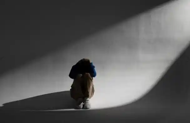 悲伤,绝望,厌世,悲观,痛苦,或每天在绝望中折磨自己,逃避和消极