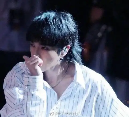 花大爷的一波锁骨杀 就挺想在他的锁骨里面游泳的[三哈]