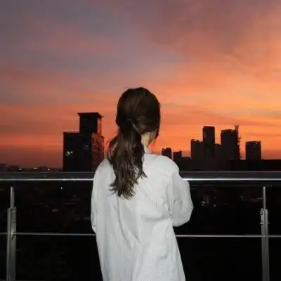 头像女生背影黄昏