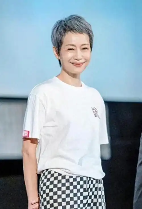 60岁叶童亲身示范:不穿老年装,不穿花裙,满头白发也不失活力