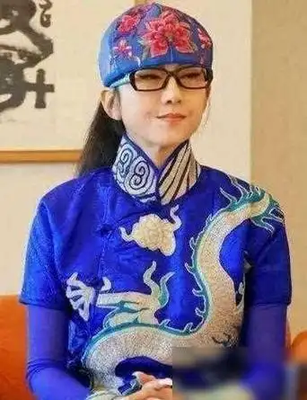 杨丽萍仙气全无指甲也剪了常年吃花瓣水今62岁拄拐杖出行