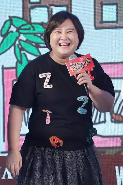 贾玲好难穿长裙挡住了粗腿脖子又胖出几道褶胖女孩该咋穿