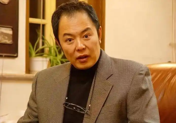 15年,张铁林"坐床成佛"的视频流出,接受宗教仪式成为"法王"_沈丹萍