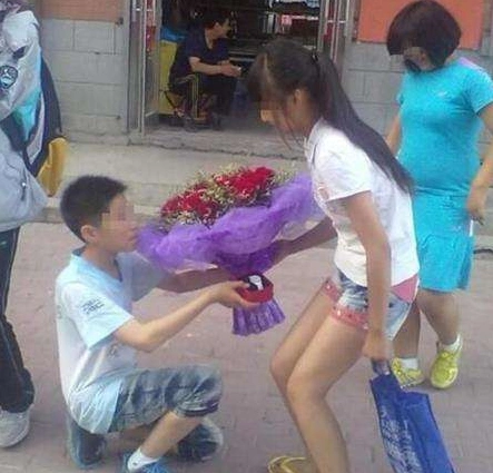 最强小学生恋爱方式,自拍,亲吻,求婚,各种都有,准备吃狗粮吧