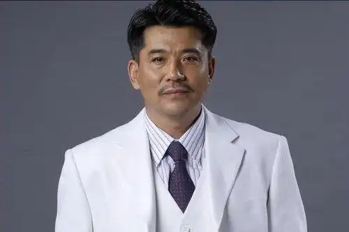 演员孙淳照顾患病妻子36年66岁至今无子嗣花60万找回爱犬