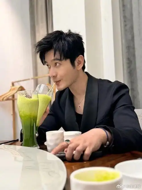 黄晓明又吃减脂餐,很绿色很健康,下颌线瘦回来了