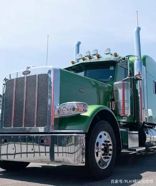 擎天柱在电影与动画中的载具形态一般是平头或者长鼻子卡车,参考的是