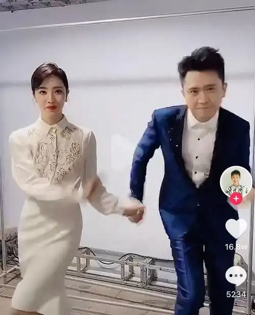 央视主持人杨帆晒近况,在豪宅庆妻子40岁生,老婆曾因容貌被质疑