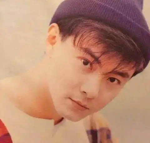 沙溢年轻时的照片,特别是这身衣服穿的整个人都精神了