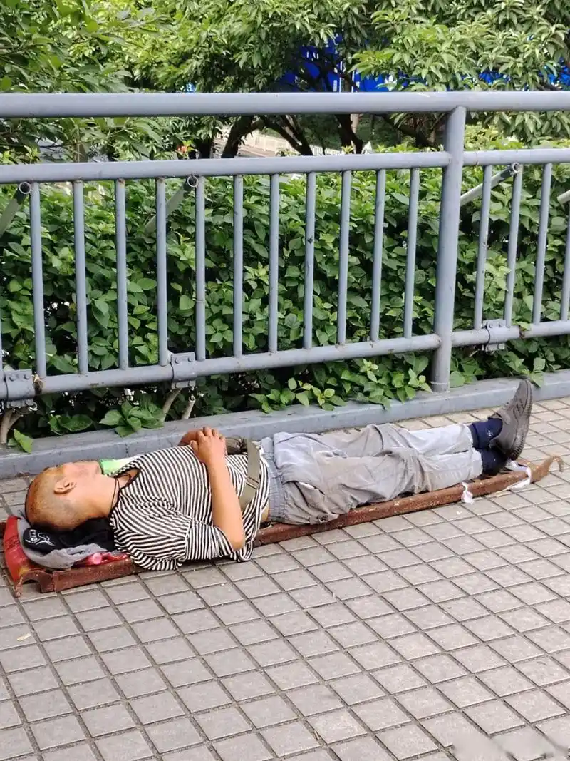 行星球剧时代#广州清晨,天桥上的民工流浪汉,居无定所.#广州