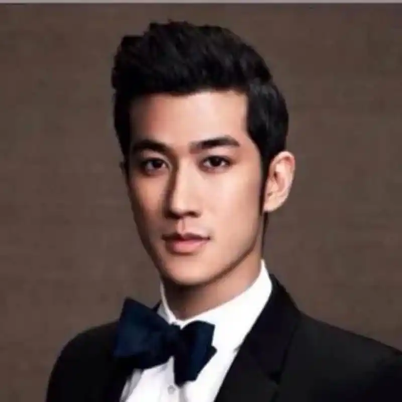 狗仔爆出李治廷带着女朋友见家长,视频中,李治廷打扮低调,戴着黑色