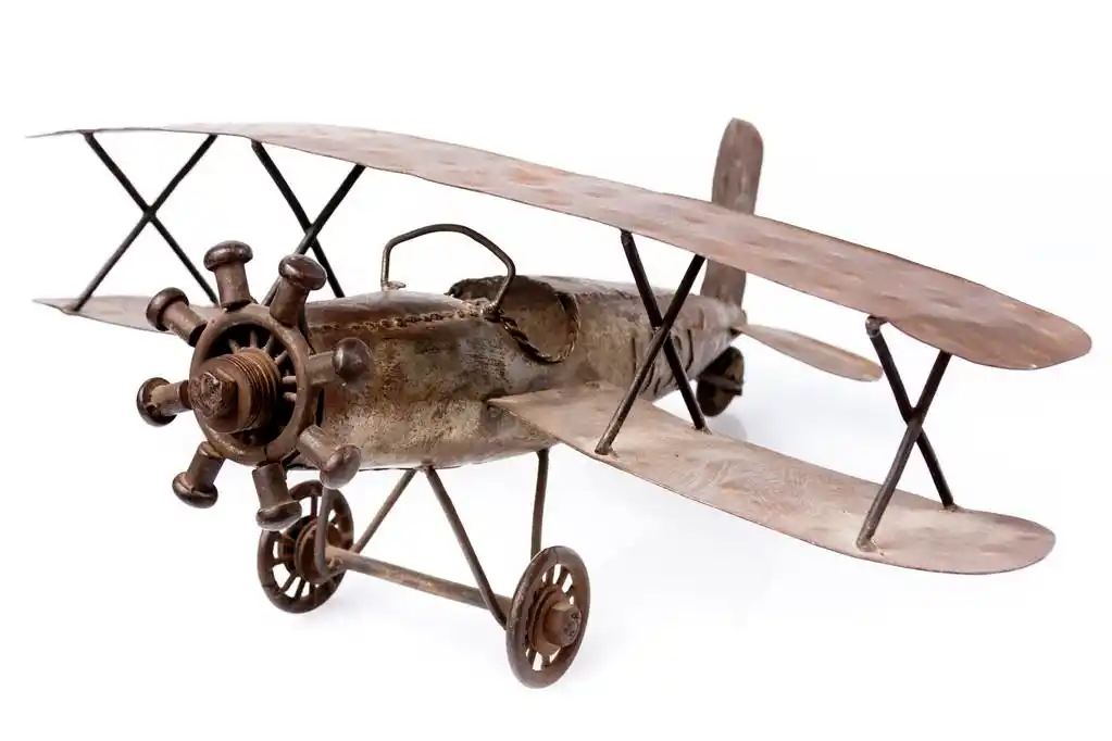 在白色的老飞机玩具