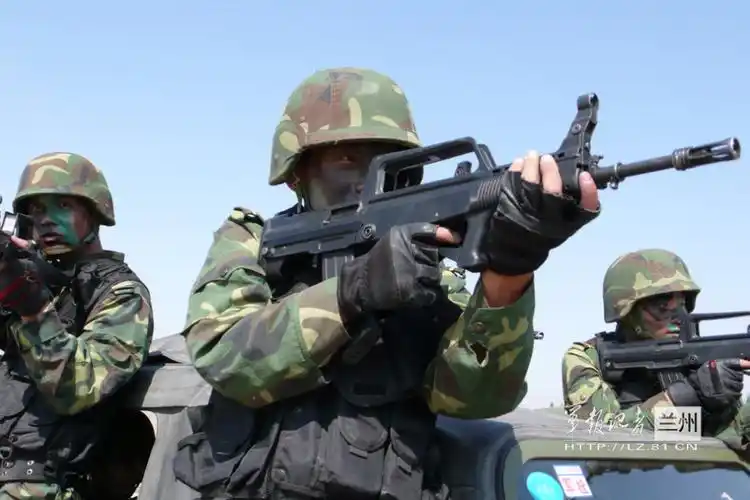 解放军天狼突击队全是硬汉训练起来不要命