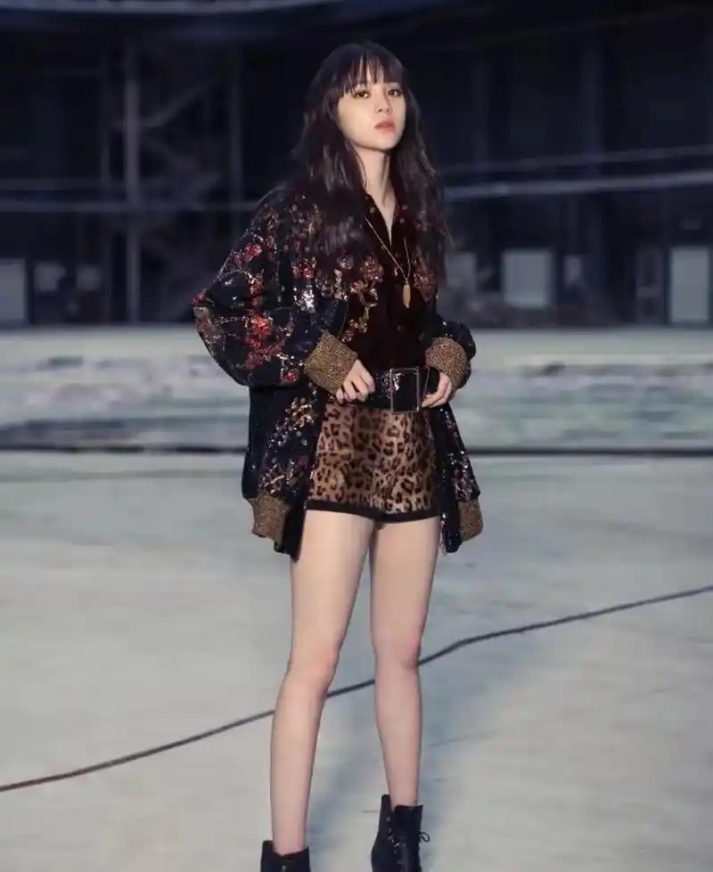 欧阳娜娜太会穿了,穿豹纹牛仔短裤秀美腿,不愧是最美的女人
