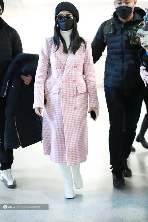 街拍张韶涵粉色格纹大衣白色方头靴圆形墨镜清新又时髦