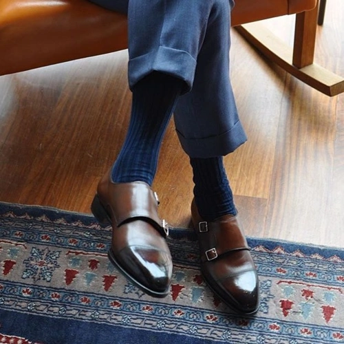 1,正式西装的袜子搭配是高帮袜,坐下来才不会露出腿毛,如果不习惯穿