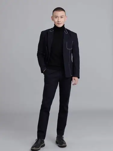 聂远全新写真曝光化身西装绅士魅力十足