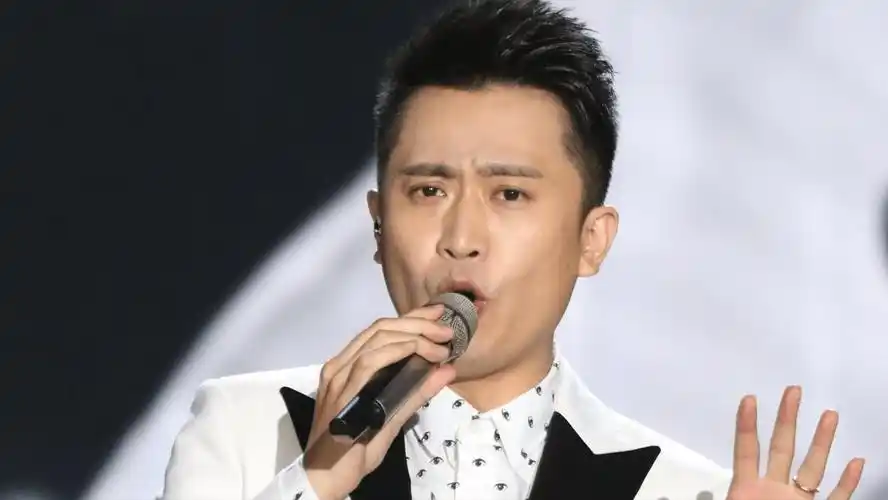 杨帆杨帆身高180长相阳光帅气,主持的时候经常和观众互动,总是擦出不