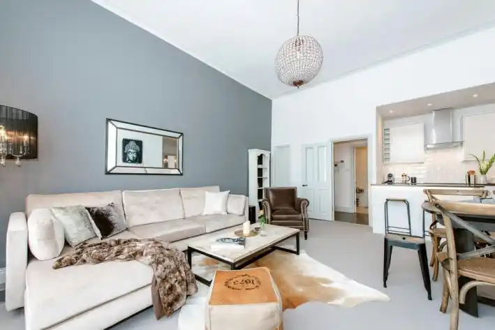 室内采用什么颜色的漆才会显得房间比较明亮?