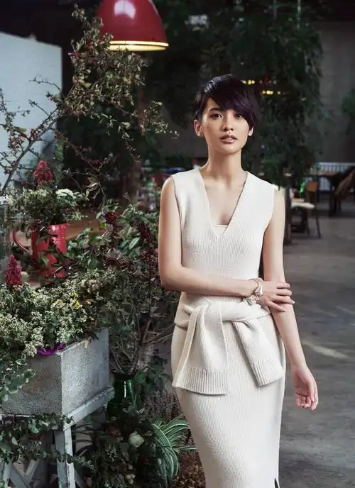 杨丞琳真壕气,1万5的连衣裙配牛仔裤,背1万7的包更显高级了