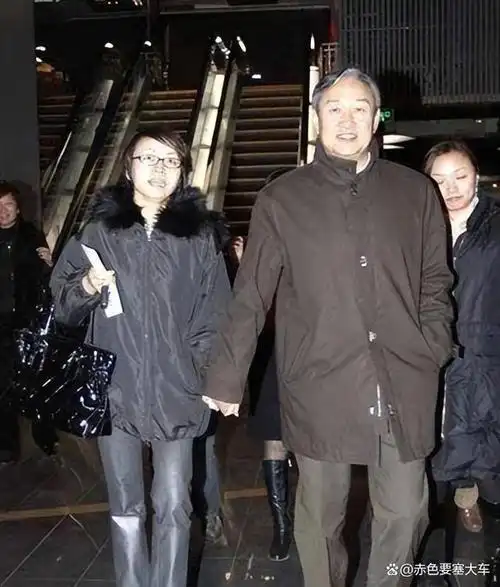 不要看如今的宋丹丹不修边幅当年的她漂亮到倪萍都被比下去了