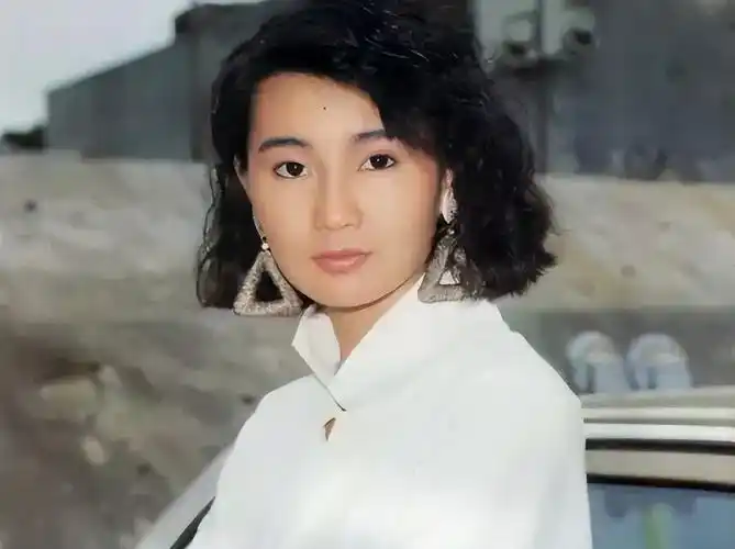 58岁张曼玉久违亮相荧屏,身穿碎花裙尽显优雅,表情僵硬老了很多