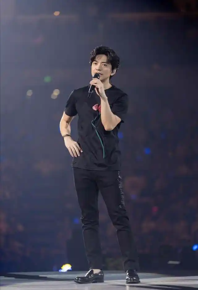 46岁李健晒健身视频穿背心展露身材型男范十足这状态很意外