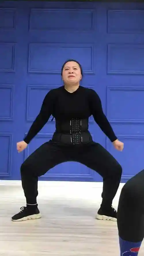 扎马步动作腿酸到怀疑人生再累也要坚持