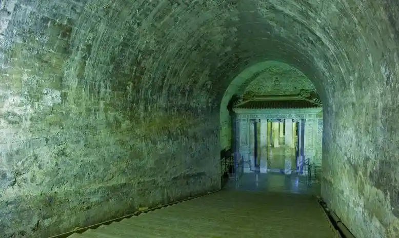 乾隆皇帝的陵墓:被誉清陵之冠,曾经珍宝无数,如今只剩下破棺椁_地宫