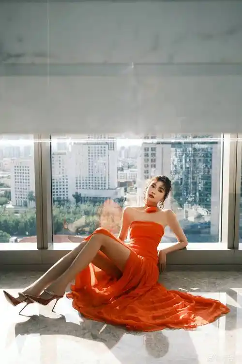 肤白貌美大长腿性感撩人 美女主播李斯羽穿橘色纱裙超靓!-洞见科技网