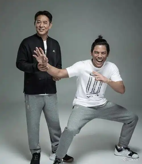 李连杰近照引热议!头戴花染黄头发,抱着向佐女儿,网友:像奶奶