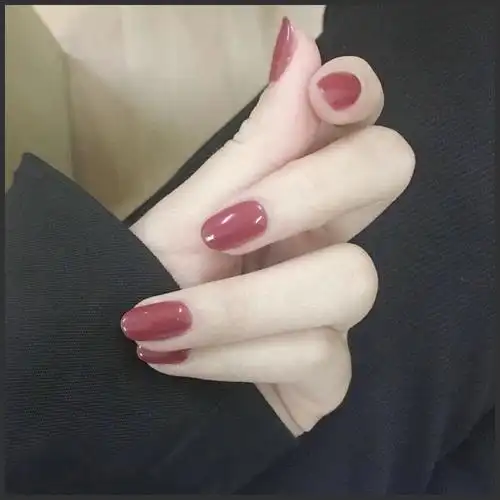 黄色等颜色,能够在视觉上具有膨胀效果,会让你的指甲看起来就没有那么