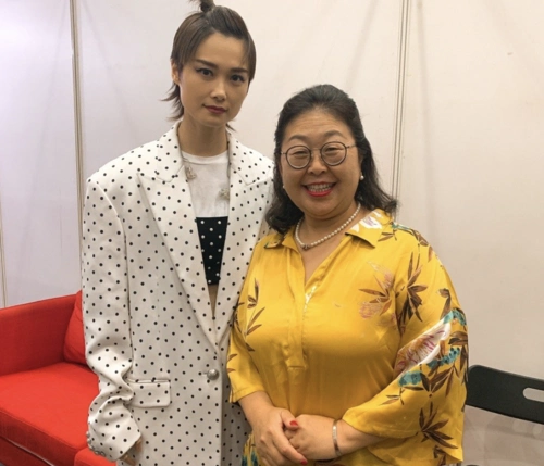 杜海涛妈妈年过60岁也要出道?唱跳李宇春的《无价之姐》太拼了!